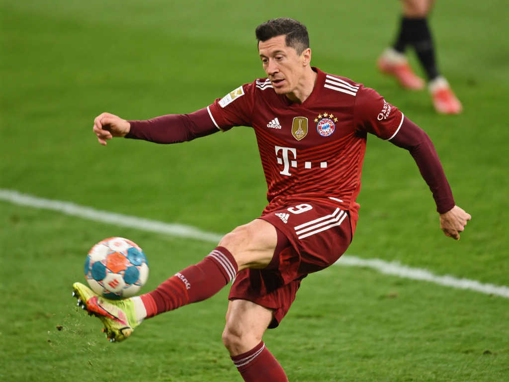 惊人条款！莱万下赛季出勤率不足55%，巴萨可提前解约