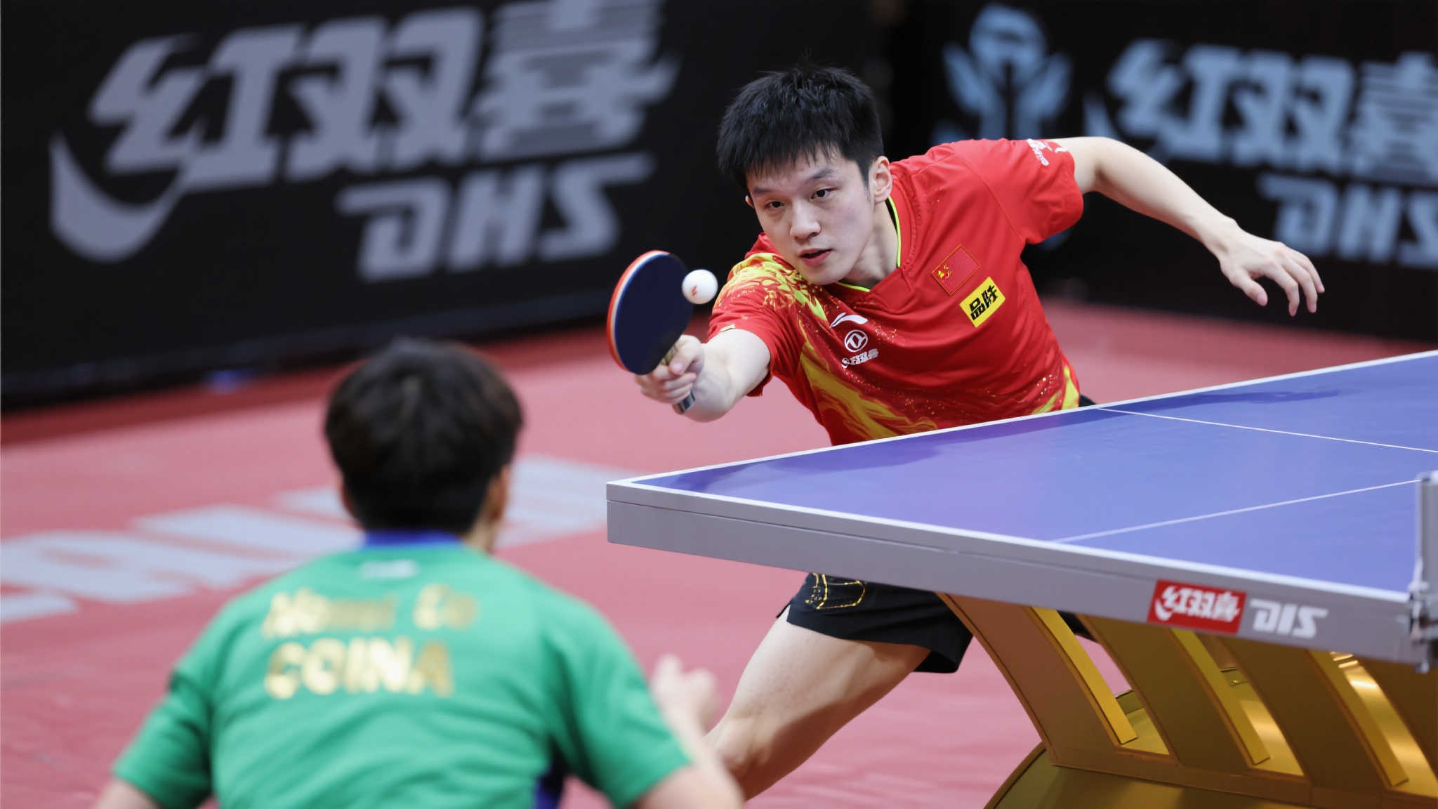 球拍突发故障临危不乱 王楚钦换拍再克强敌更显沉稳 球拍突发故障临危不乱 王楚钦换拍再克强敌更显沉稳